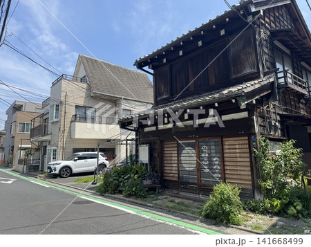 谷中散策で出会う古民家の風景 谷中散策で出会う古民家の風景 141668499