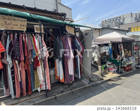 谷中銀座近くの古着店と下町の街並み 東京都台東区 谷中銀座近くの古着店と下町の街並み 東京都台東区 141668519