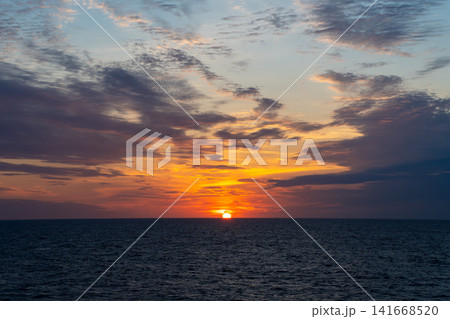 船上からの夕日_2571 船上からの夕日_2571 141668520
