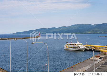 夏の佐渡島の両津港の風景 夏の佐渡島の両津港の風景 141668712