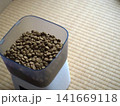 キャットフードが入った給餌器＿左位置 141669118