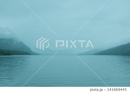ウシュアイアの静かな湖と霧の風景 ウシュアイアの静かな湖と霧の風景 141669445