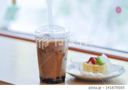 iced tea ,milk tea or bubble tea and cake 141670085