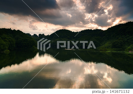 奈良県奈良市の布目ダム堰堤から南の布目湖夕景 標準ズームレンズ 変わっていく夕焼け空⑤ 奈良県奈良市の布目ダム堰堤から南の布目湖夕景 標準ズームレンズ 変わっていく夕焼け空⑤ 141671132