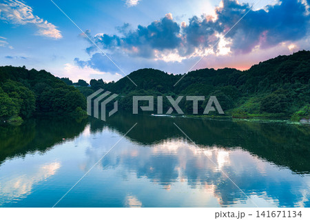 奈良県奈良市の布目ダム堰堤から南の布目湖夕景 標準ズームレンズ 変わっていく夕焼け空⑦ 奈良県奈良市の布目ダム堰堤から南の布目湖夕景 標準ズームレンズ 変わっていく夕焼け空⑦ 141671134