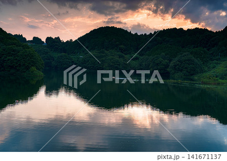 奈良県奈良市の布目ダム堰堤から南の布目湖夕景 標準ズームレンズ 変わっていく夕焼け空⑩ 奈良県奈良市の布目ダム堰堤から南の布目湖夕景 標準ズームレンズ 変わっていく夕焼け空⑩ 141671137