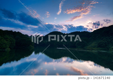 奈良県奈良市の布目ダム堰堤から南の布目湖夕景 標準ズームレンズ 変わっていく夕焼け空⑬ 奈良県奈良市の布目ダム堰堤から南の布目湖夕景 標準ズームレンズ 変わっていく夕焼け空⑬ 141671140