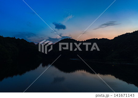 奈良県奈良市の布目ダム堰堤から南の布目湖夕景 標準ズームレンズ 変わっていく夕焼け空⑯ 141671143