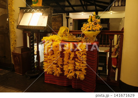 クスコの黄色い花飾りと装飾品 クスコの黄色い花飾りと装飾品 141671629