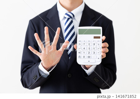 白い電卓を持って指を5本立てるリクルートスーツを着た若い男性ビジネスマン 白い電卓を持って指を5本立てるリクルートスーツを着た若い男性ビジネスマン 141671852