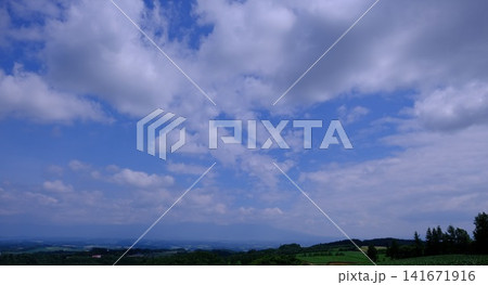 北海道・美瑛の丘を一望するパノラマ風景 141671916