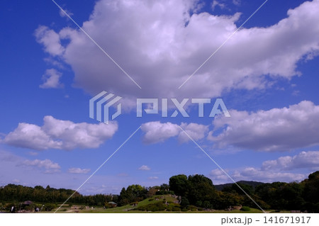 岡山後楽園に広がる青空の風景 岡山後楽園に広がる青空の風景 141671917