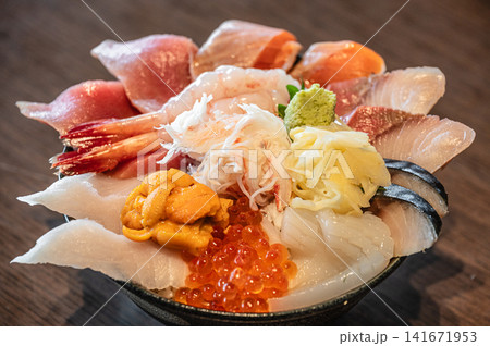 豪華な海鮮丼、新鮮な魚介・和食のイメージ 豪華な海鮮丼、新鮮な魚介・和食のイメージ 141671953