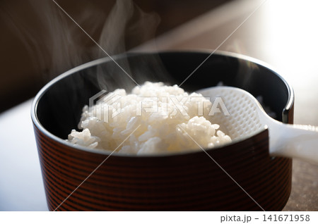炊きたての白いご飯、蒸気・和食のイメージ 141671958