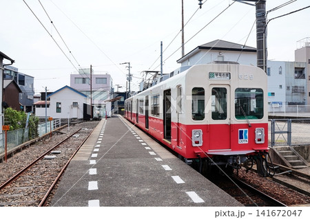 高松琴平電気鉄道志度線・琴電志度駅のホームに停車する列車 高松琴平電気鉄道志度線・琴電志度駅のホームに停車する列車 141672047