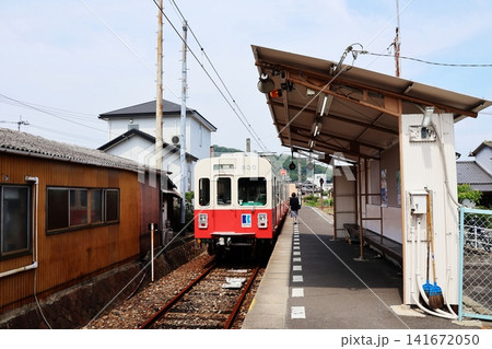 高松琴平電気鉄道志度線・琴電志度駅のホームに停車する列車 高松琴平電気鉄道志度線・琴電志度駅のホームに停車する列車 141672050