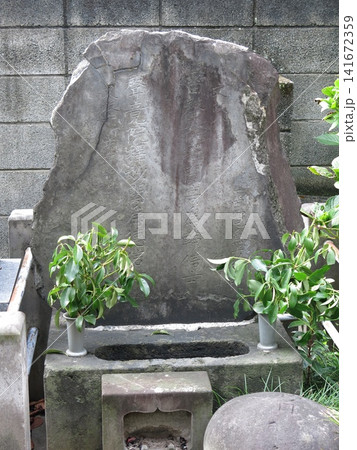 東京都港区赤坂の報土寺にある力士・雷電の墓 141672359