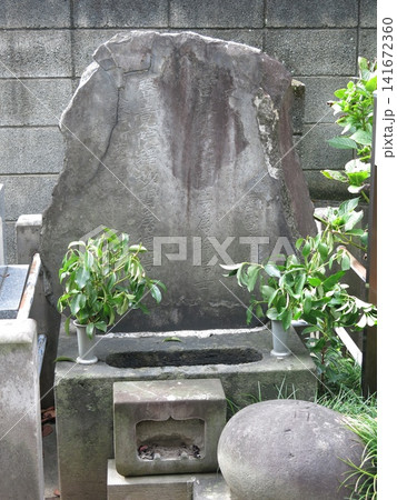東京都港区赤坂の報土寺にある力士・雷電の墓と力石（手玉石） 141672360