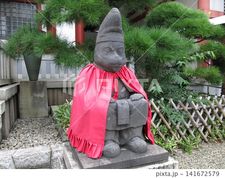 東京・赤坂の日枝神社にある狛猿(向かって右側・父親の神猿) 東京・赤坂の日枝神社にある狛猿(向かって右側・父親の神猿) 141672579