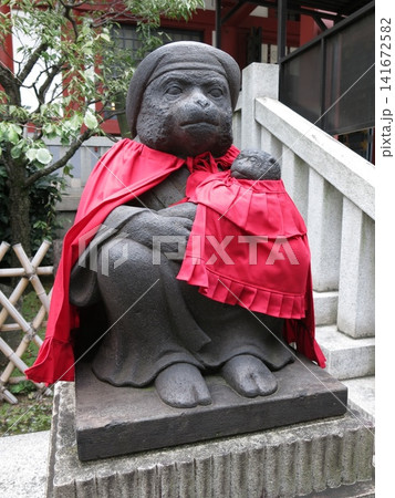 東京・赤坂の日枝神社にある狛猿(向かって左側・母親の神猿) 東京・赤坂の日枝神社にある狛猿(向かって左側・母親の神猿) 141672582