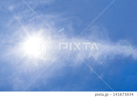 初夏の横浜の空 太陽と薄雲の青空背景 初夏の横浜の空 太陽と薄雲の青空背景 141673034