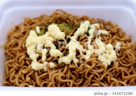 カップ焼きそばのクローズアップ カップ焼きそばのクローズアップ 141673280