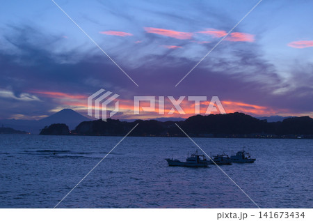 夏の湘南海岸（材木座海岸）の印象的な夕暮れ　　自然風景 141673434