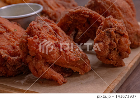 フライドチキンの盛り合わせ、ワイルドな味わいのイメージ フライドチキンの盛り合わせ、ワイルドな味わいのイメージ 141673937