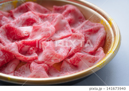 霜降り牛肉のクローズアップ、しゃぶしゃぶ用のイメージ 霜降り牛肉のクローズアップ、しゃぶしゃぶ用のイメージ 141673940