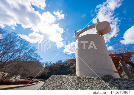 神社の手水舎と青空、日本の風景のイメージ 141673964