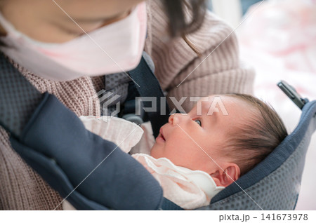 抱っこ紐で赤ちゃんを抱く親、育児のイメージ 141673978