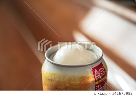 缶から溢れる生ビールの泡、限定商品のイメージ 缶から溢れる生ビールの泡、限定商品のイメージ 141673982