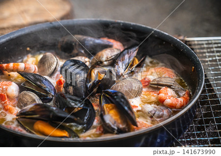 ムール貝と海老の魚介鍋、シーフード料理のイメージ ムール貝と海老の魚介鍋、シーフード料理のイメージ 141673990
