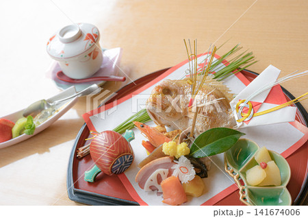 松の飾りが施された尾頭付きの魚料理、お祝い膳のイメージ 松の飾りが施された尾頭付きの魚料理、お祝い膳のイメージ 141674006
