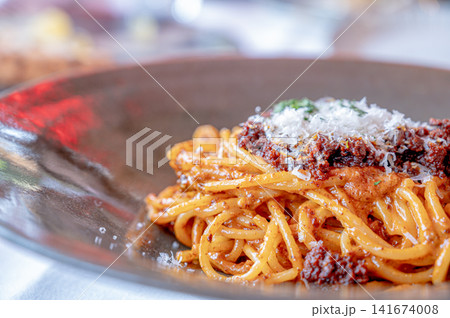 ミートソースパスタにパルメザンチーズ、イタリアンのイメージ ミートソースパスタにパルメザンチーズ、イタリアンのイメージ 141674008