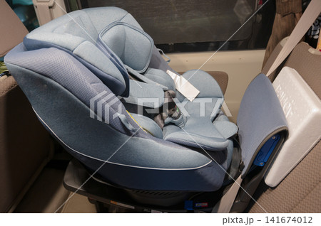 青いチャイルドシート、車での安全対策のイメージ 青いチャイルドシート、車での安全対策のイメージ 141674012