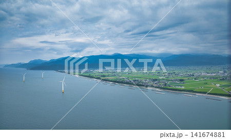 : 梅雨明け前で高気温、高湿度な富山県の下新川海岸の様子 : 梅雨明け前で高気温、高湿度な富山県の下新川海岸の様子 141674881