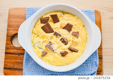 グラタン皿でチョコチップクッキーを焼く グラタン皿でチョコチップクッキーを焼く 141675258
