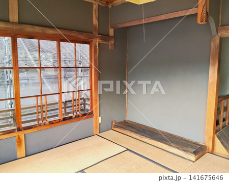 古民家の和室と格子窓の風景 古民家の和室と格子窓の風景 141675646