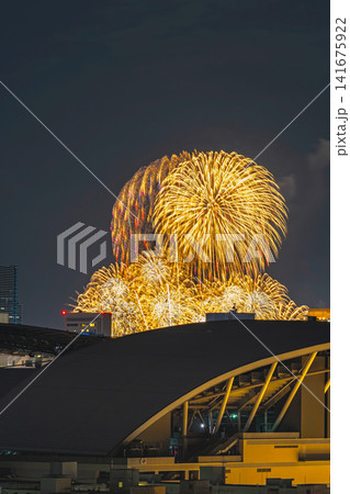 ピースウイング広島越しに見る広島みなと夢花火大会の花火 141675922