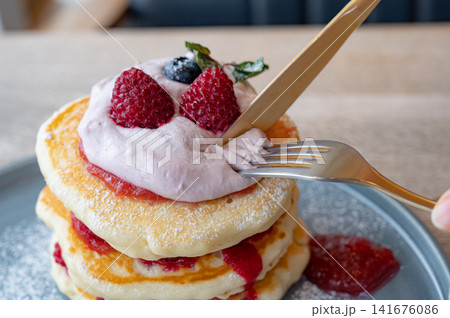フォークでパンケーキを切り分ける瞬間、実食イメージ 141676086