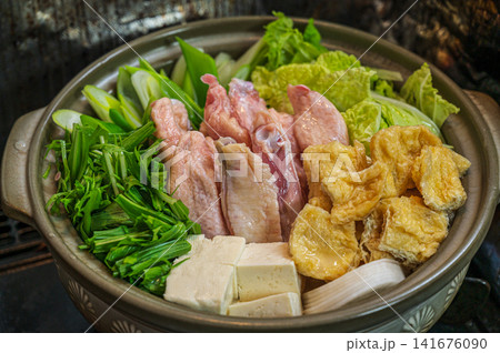 鴨肉と野菜を並べた土鍋、冬の鍋料理イメージ 鴨肉と野菜を並べた土鍋、冬の鍋料理イメージ 141676090