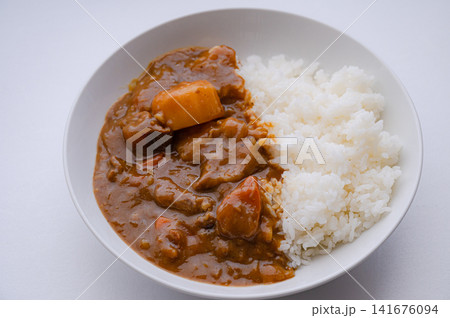 俯瞰で撮影したカレーライス、シンプルな盛り付け 俯瞰で撮影したカレーライス、シンプルな盛り付け 141676094