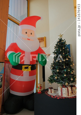 クリスマスのサンタクロースとツリー クリスマスのサンタクロースとツリー 141676453