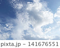 青空と広がる白い雲 141676551