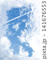 爽やかな青空と飛行機雲 141676553