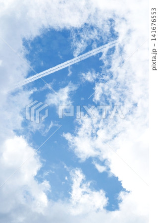 爽やかな青空と飛行機雲 141676553