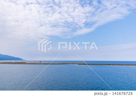 夏の佐渡の両津港の出港時の風景 夏の佐渡の両津港の出港時の風景 141676728