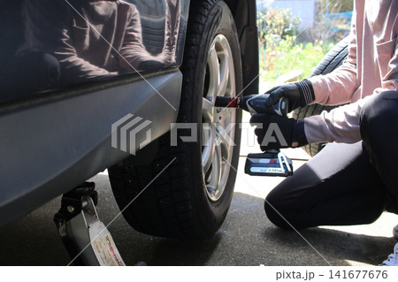 インパクトレンチでのタイヤ交換 インパクトレンチでのタイヤ交換 141677676