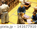 座るシニア 141677910
